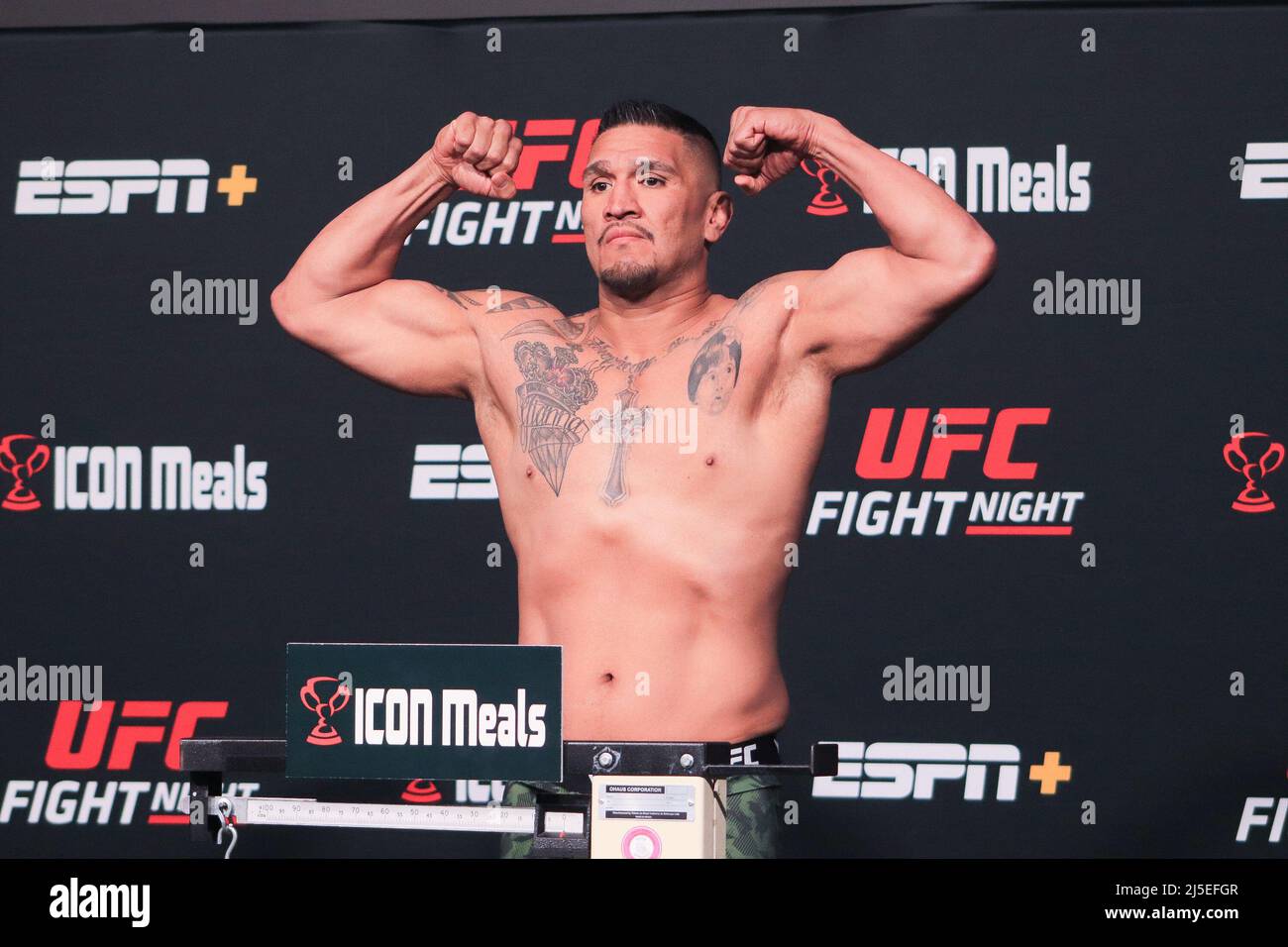 Las Vegas, USA. 22. April 2022. LAS VEGAS, NV - 22. APRIL: IKE Villanueva tritt während der UFC-Kampfnacht 205 auf die Waage: Lemos gegen Andrade: Wägen Sie am 22. April 2022 in Las Vegas, Nevada, USA, bei der UFC Apex ein. (Foto von Diego Ribas/PxImages) Credit: Px Images/Alamy Live News Stockfoto