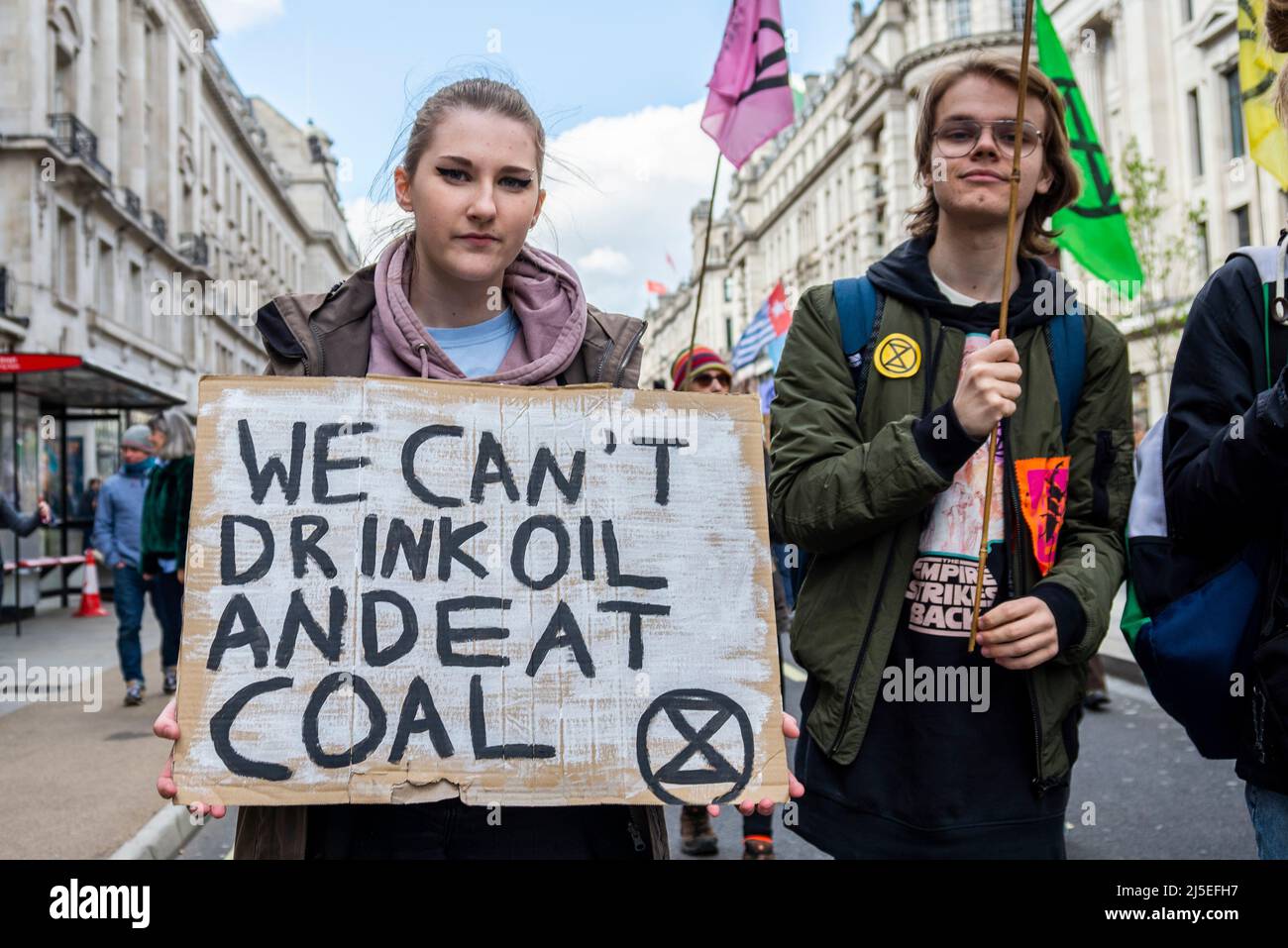 Plakat zum Protest gegen das Aussterben der Rebellion. Wir können kein Öl trinken und keine Kohle essen. Demonstranten für fossile Brennstoffe Stockfoto