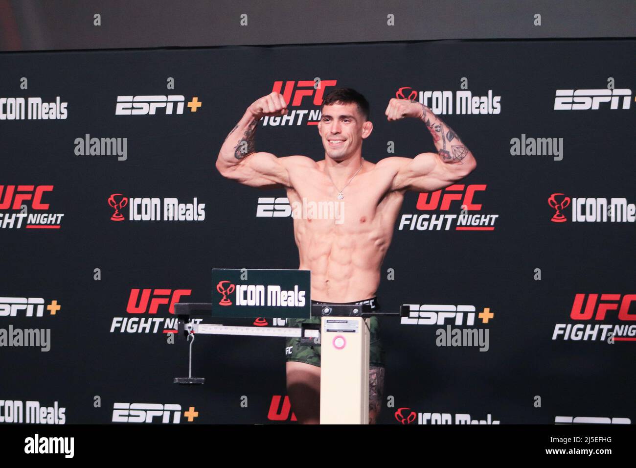 Las Vegas, USA. 22. April 2022. LAS VEGAS, NV - 22. APRIL: Preston Parsons tritt während der UFC-Kampfnacht auf die Waage 205: Lemos gegen Andrade: Wägen Sie am 22. April 2022 in Las Vegas, Nevada, USA, bei der UFC Apex ein. (Foto von Diego Ribas/PxImages) Credit: Px Images/Alamy Live News Stockfoto