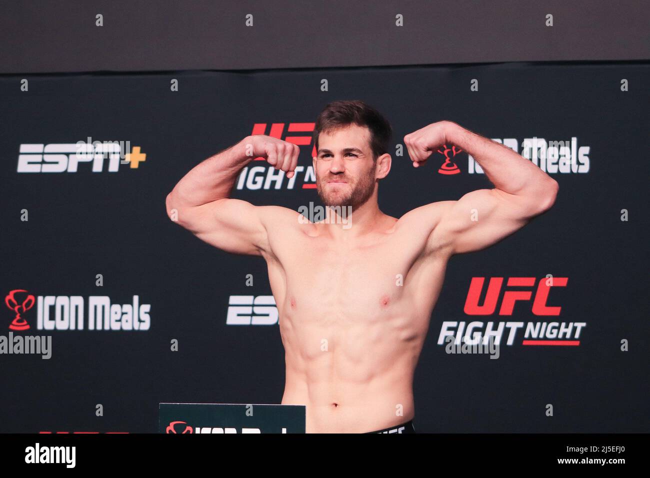 Las Vegas, USA. 22. April 2022. LAS VEGAS, NV - 22. APRIL: Jordan Wright tritt während der UFC-Kampfnacht auf die Waage 205: Lemos gegen Andrade: Wiegen am 22. April 2022 in Las Vegas, Nevada, USA. (Foto von Diego Ribas/PxImages) Credit: Px Images/Alamy Live News Stockfoto