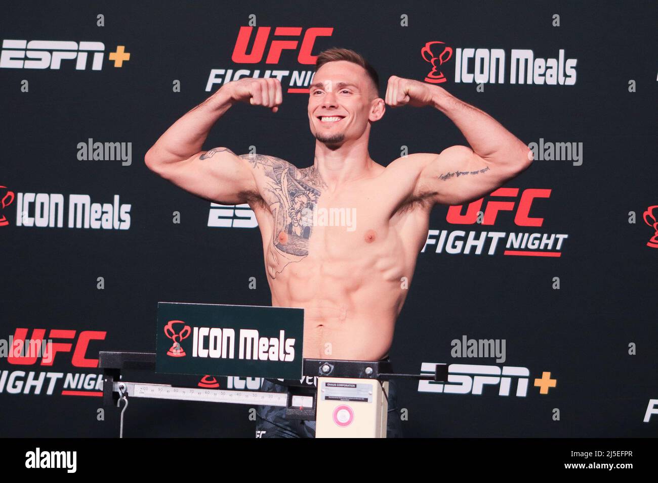 Las Vegas, USA. 22. April 2022. LAS VEGAS, NV - 22. APRIL: Evan Elder tritt während der UFC-Kampfnacht auf die Waage 205: Lemos gegen Andrade: Wiegen am 22. April 2022 in Las Vegas, Nevada, USA. (Foto von Diego Ribas/PxImages) Credit: Px Images/Alamy Live News Stockfoto