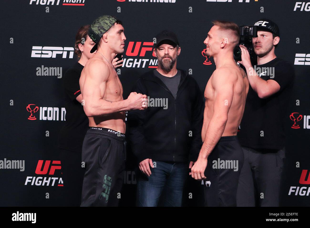 Las Vegas, USA. 22. April 2022. LAS VEGAS, NV - 22. APRIL: (L-R) Preston Parsons und Evan Elder treten während der UFC-Kampfnacht 205 ins Gesicht: Lemos gegen Andrade: Wiegen sich am 22. April 2022 bei UFC Apex in Las Vegas, Nevada, USA. (Foto von Diego Ribas/PxImages) Credit: Px Images/Alamy Live News Stockfoto