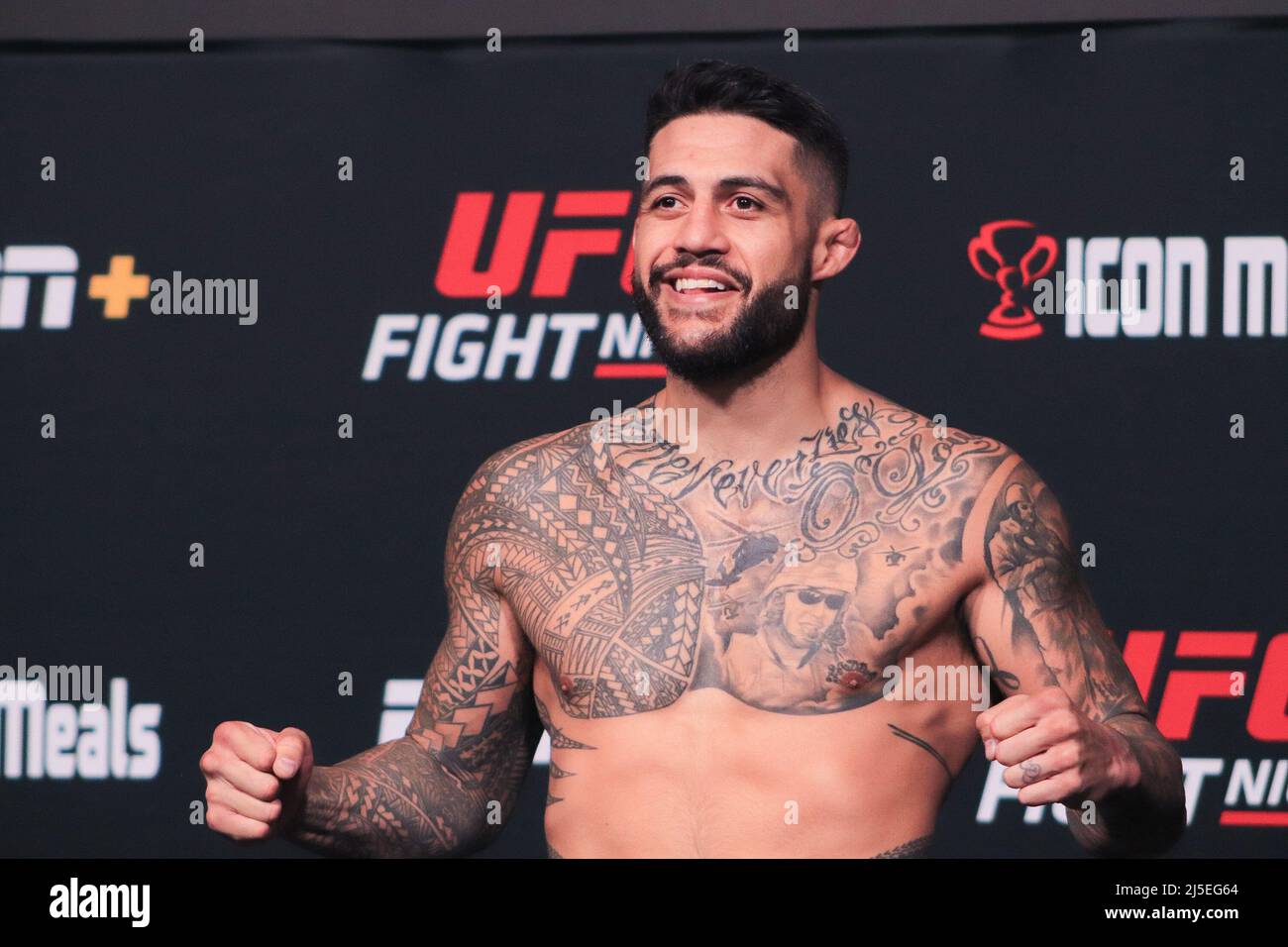 Las Vegas, USA. 22. April 2022. 22. April 2022, Las Vegas, Nevada, Las Vegas, NV, Vereinigte Staaten: LAS VEGAS, NV - 22. APRIL: Tyson Pedro tritt während der UFC-Kampfnacht 205 auf die Waage: Lemos gegen Andrade: Wägung bei UFC Apex am 22. April 2022 in Las Vegas, Nevada, Vereinigte Staaten. (Bild: © Diego Ribas/PX Imagens via ZUMA Press Wire) Bild: ZUMA Press, Inc./Alamy Live News Stockfoto