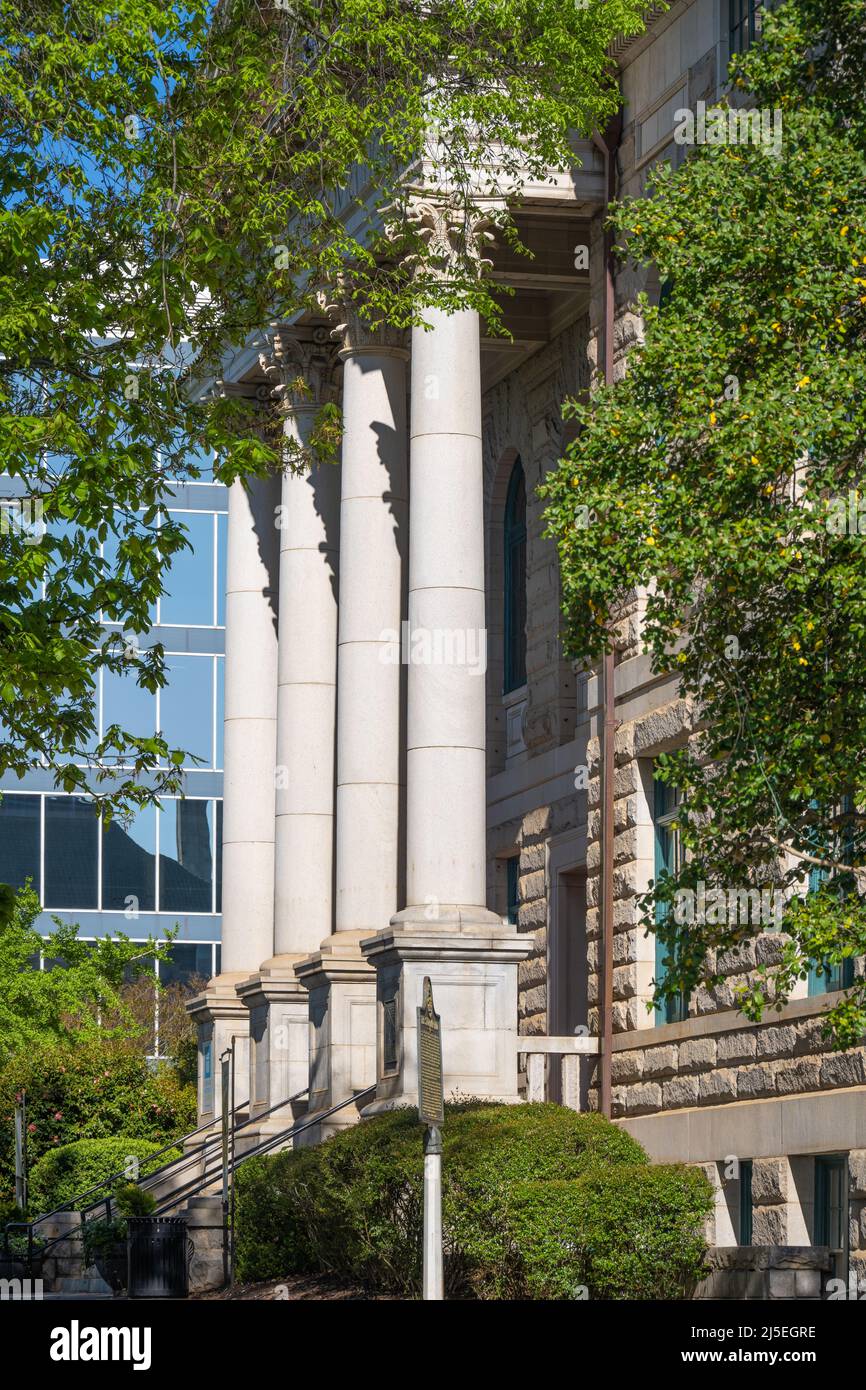 Das alte Gerichtsgebäude auf dem Platz (DeKalb County Court House), das jetzt das DeKalb History Center & Museum in der Innenstadt von Decatur, Georgia, beherbergt. (USA) Stockfoto