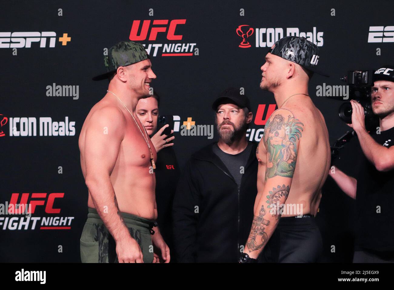 Las Vegas, USA. 22. April 2022. 22. April 2022, Las Vegas, Nevada, Las Vegas, NV, USA: LAS VEGAS, NV - 22. APRIL: (L-R) Alexander Romanov und Chase Sherman treten während der UFC-Kampfnacht 205 ins Gesicht: Lemos gegen Andrade: Wiegen sich am 22. April 2022 in Las Vegas, Nevada, USA, bei der UFC Apex ein. (Bild: © Diego Ribas/PX Imagens via ZUMA Press Wire) Bild: ZUMA Press, Inc./Alamy Live News Stockfoto