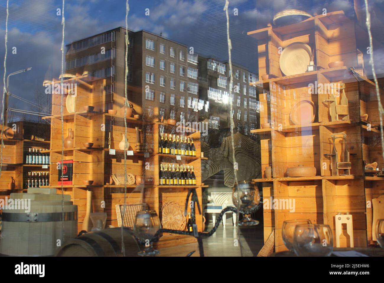 Street Photography.durch das Glas Stockfoto