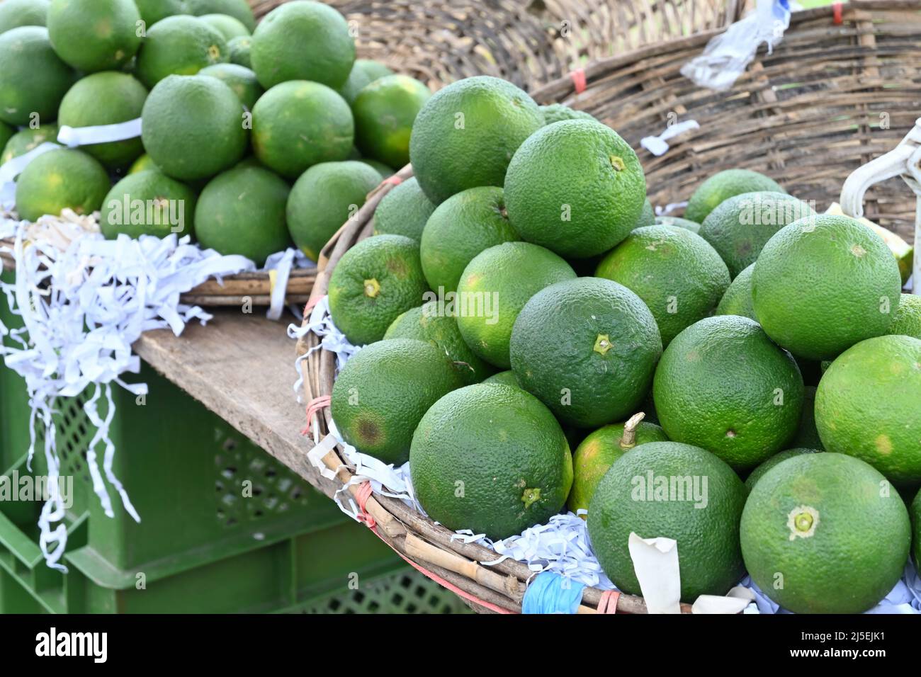 Haufen süßer Orangenfrüchte (Citrus sinensis) auf einem Marktplatz am Straßenrand Stockfoto