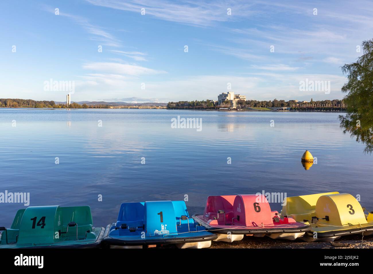 Tretboote können am Ufer des Lake Burley Griffin im Stadtzentrum von Canberra gemietet werden, mit dem australischen Hochhof, Canberra, ACT, Australien Stockfoto