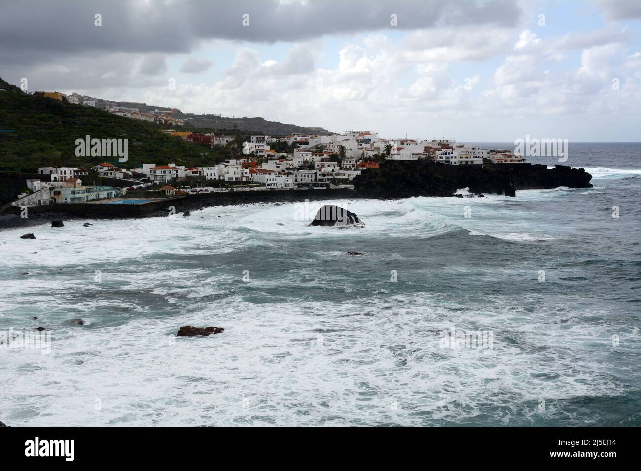 Weiß getünchte Häuser in der Gegend von Las Aguas, in der Stadt San Juan de la Rambla, an der nördlichen Atlantikküste von Teneriffa, Kanarische Inseln, Spanien. Stockfoto