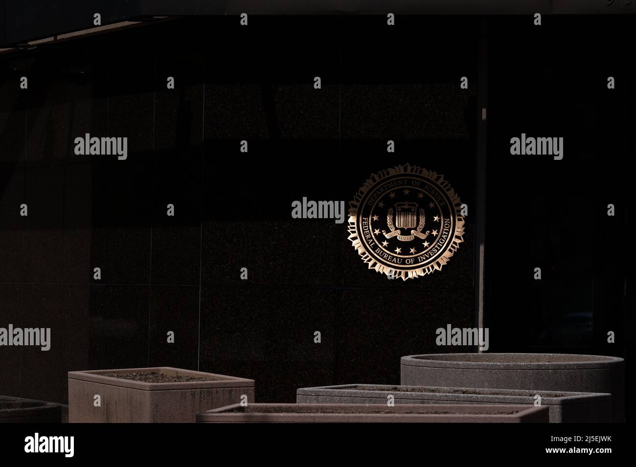 Eine allgemeine Ansicht eines FBI-Siegels des Federal Bureau of Investigation (FBI) im J. Edgar Hoover-Gebäude in Washington, D.C., am Freitag, den 22. April 2022. (Graeme Sloan/Sipa USA) Stockfoto
