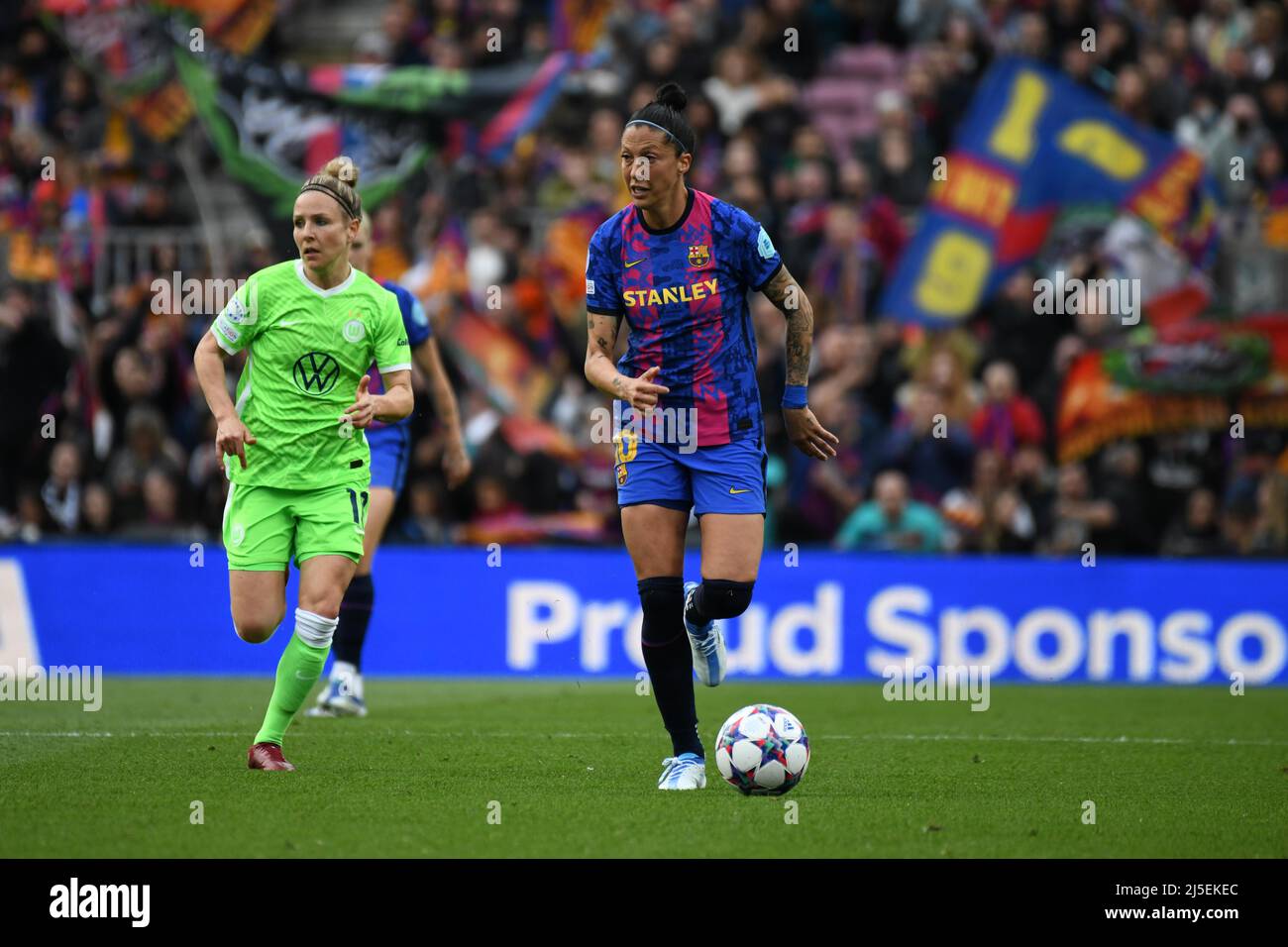 Barcelona, Spanien. 22. April 2022. BARCELINA, SPANIEN - 22. APRIL: Jenni vom FC Barcelona kontrolliert den Ball während des UEFA Women's Champions League-Spiels zwischen dem FC Barcelona und Wolfsburg im Camp Nou am 22. April 2022 in Barcelona, Spanien. (Foto von Sara Aribo/PxImages) Credit: Px Images/Alamy Live News Stockfoto