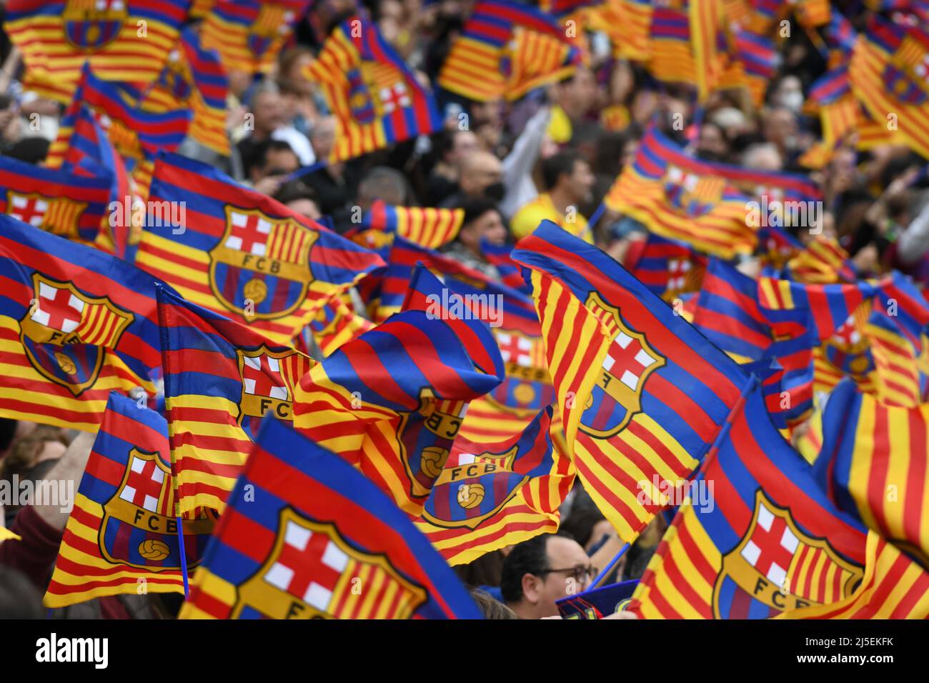 Barcelona, Spanien. 22. April 2022. BARCELINA, SPANIEN - 22. APRIL: Fans des FC Barcelona während des UEFA Women's Champions League-Spiels zwischen dem FC Barcelona und Wolfsburg im Camp Nou am 22. April 2022 in Barcelona, Spanien. (Foto von Sara Aribo/PxImages) Credit: Px Images/Alamy Live News Stockfoto