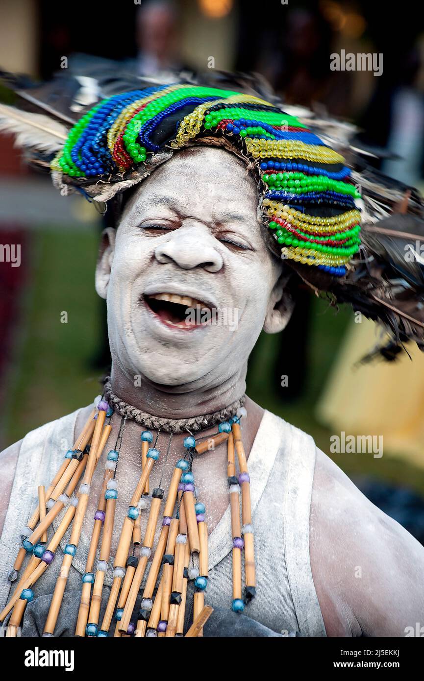 Tansanische Tänzerin in traditioneller Tracht, die zur Premiere von Tanzania The Royal Tour auftrat. Stockfoto