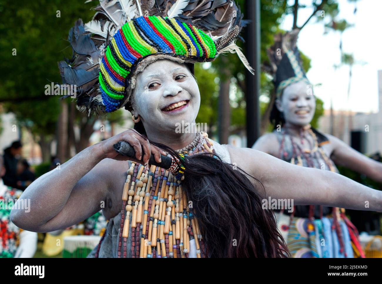 Tansanische Tänzerin in traditioneller Tracht, die zur Premiere von Tanzania The Royal Tour auftrat. Stockfoto