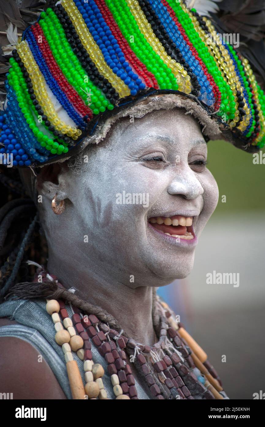 Tansanische Tänzerin in traditioneller Tracht bei der Premiere des PBS-Dokumentarfilms „Tanzania The Royal Tour“ mit Präsident Samia Suluhu. Stockfoto