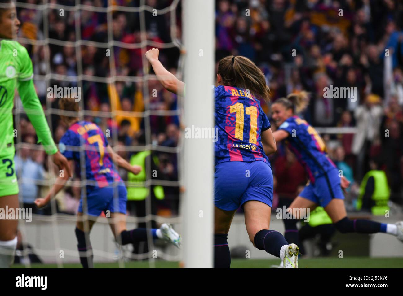 Barcelona, Spanien. 22. April 2022. BARCELINA, SPANIEN - 22. APRIL: Spieler des FC Barcelona kämpft mit Spieler von Wolfsburg während des UEFA Women's Champions League-Spiels zwischen dem FC Barcelona und Wolfsburg am 22. April 2022 im Camp Nou in Barcelona, Spanien, um den Ball. (Bildnachweis: © Sara Aribo/PX Imagens via ZUMA Press Wire) Bildnachweis: ZUMA Press, Inc./Alamy Live News Bildnachweis: ZUMA Press, Inc./Alamy Live News Stockfoto