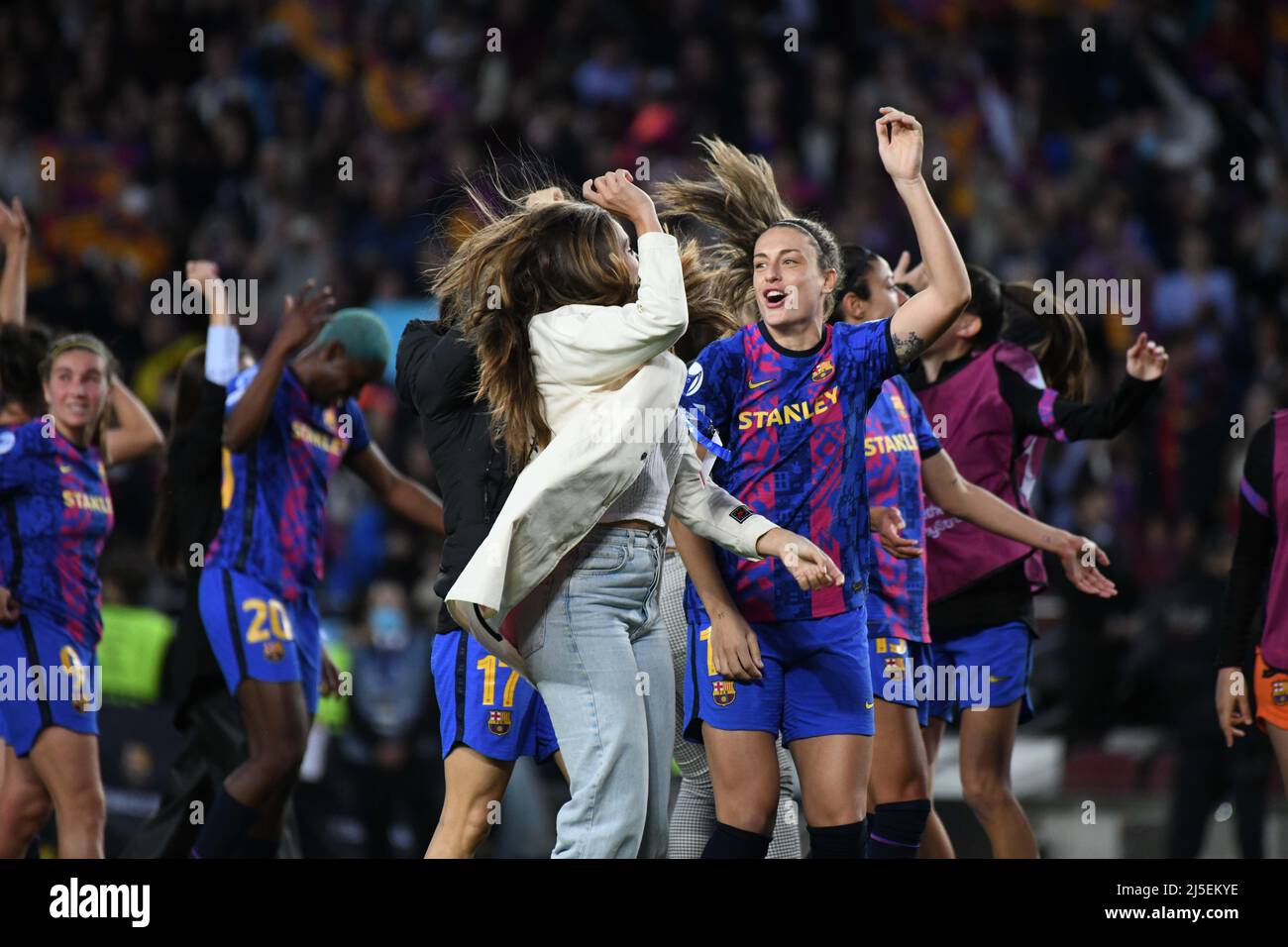 Barcelona, Spanien. 22. April 2022. BARCELINA, SPANIEN - 22. APRIL: Die Spieler des FC Barcelona feiern ihren Sieg nach dem UEFA Women's Champions League Spiel zwischen dem FC Barcelona und Wolfsburg am 22. April 2022 im Camp Nou in Barcelona, Spanien. (Foto von Sara Aribo/PxImages) Credit: Px Images/Alamy Live News Stockfoto