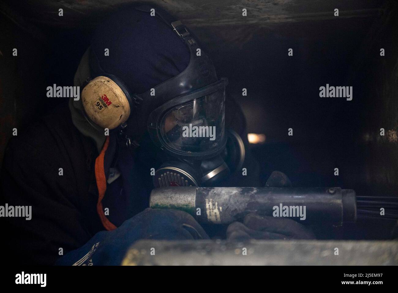 Nelson Moss III aus Newport News, Virginia, ein Bauunternehmen von Newport News Shipbuilding, verwendet eine Nadelpistole in einem mechanischen Raum mit Strahlablenkern an Bord des Flugzeugträgers USS John C. Stennis (CVN 74), 19. April 2022. Die John C. Stennis befindet sich in Newport News Shipyard und arbeitet mit NNS, NAVSEA und Auftragnehmern zusammen, die Betankung und komplexe Überholung durchführen, als Teil der Mission, das Kriegsschiff wieder in den Kampf zu bringen, pünktlich und im Rahmen des Budgets, um seine Pflicht zur Verteidigung der Vereinigten Staaten wieder aufzunehmen. (USA Navy Foto von Mass Communication Specialist 2. Class Brennen Easter) Stockfoto