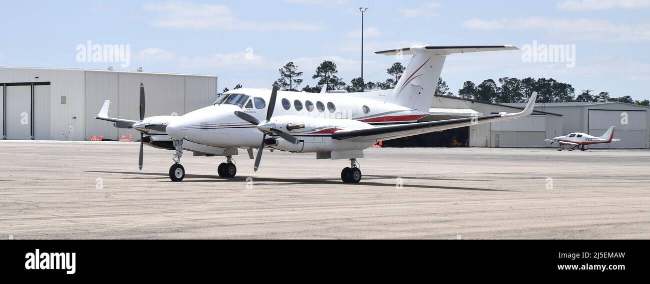 Ein Beechcraft Super King 300 ist nach einem Kalibrierungsflug für das Joint Airborne Lidar Bathymetry Technical Center of Expertise (JALBTCX) am Stennis International Airport, Mississippi, am 18. April 2022 auf dem Flucht. Das Flugzeug ist mit zwei Lidar-Sensoren und zwei hochauflösenden Kameras ausgestattet, die helfen, die notwendigen Daten und Bilder für das Kartenprogramm von JALBTCX zu sammeln. (USACE-Foto von Chuck Walker) Stockfoto