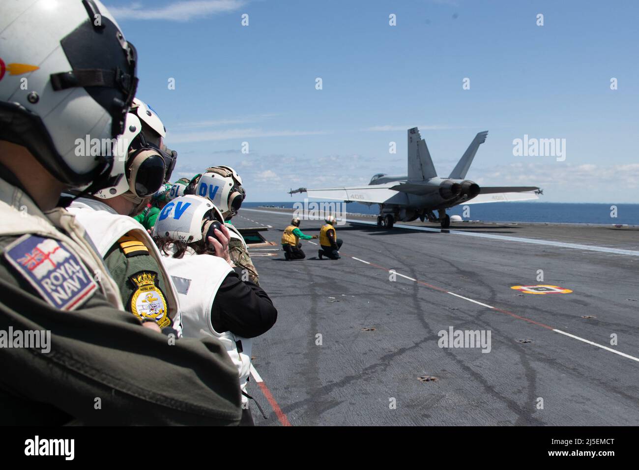 Dame Karen Pierce, Botschafterin Ihrer Majestät in den Vereinigten Staaten von Amerika, und Mitarbeiter beobachten den Flugbetrieb auf dem Flugdeck der USS Gerald R. Ford (CVN 78). Botschafter und Mitarbeiter Ihrer Majestät besuchten Ford, um den Flugbetrieb zu beobachten und einzigartige Systeme und Ausrüstung der Ford-Klasse zu besprechen. Ford ist im Atlantik unterwegs und führt im Rahmen der Grundschulungsphase des Schiffes die Qualifikation der Frachtführer und die Integration der Streikgruppen durch. (Mass Communication Specialist 2. Klasse Zachary Melvin) Stockfoto