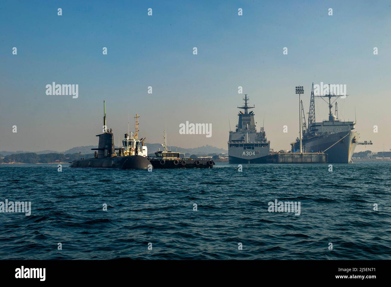 PERTH, Australien (19. April 2022) das U-Boot der Royal Australian Navy Collins-Klasse HMAS Farncomb (SSG 74) bereitet sich darauf vor, an der Seite des U-Bootes USS Frank Cable (AS 40) der Emory S. Land-Klasse auf der HMAS Stirling Navy Base, 19. April 2022, zu mooren. Frank Cable ist derzeit auf Patrouille, die Expeditions-Wartung und Logistik zur Unterstützung der nationalen Sicherheit im US-7.-Flottenbereich durchführt. (USA Navy Foto von Mass Communication Specialist Seaman Wendy Arauz/veröffentlicht) Stockfoto