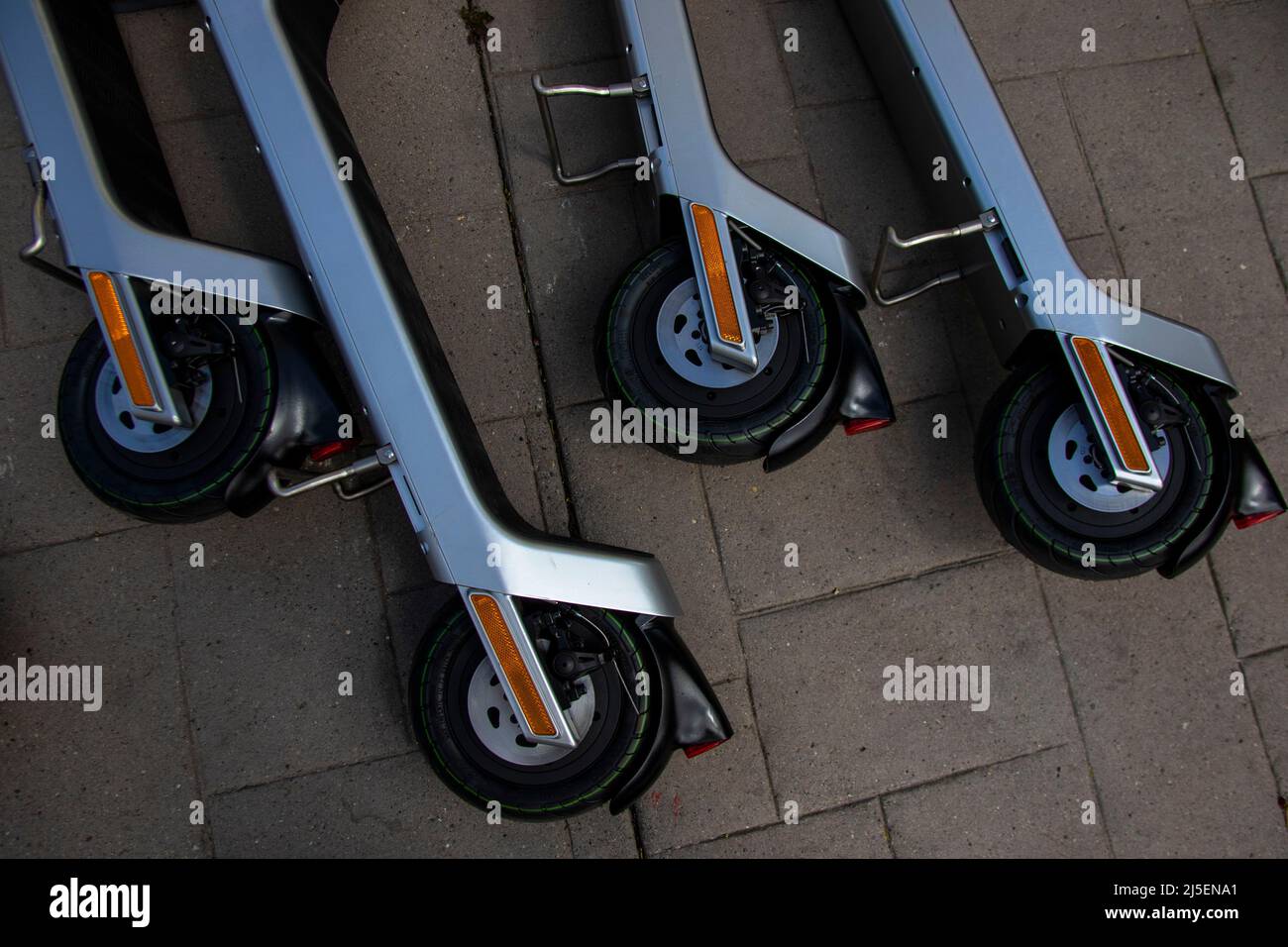 Elektroroller auf der Straße. Bird plant, in diesem Monat 250 E-Scooter auf den Markt zu bringen, deren Flotte von 1.000 bis Ende Juni voll ist. Stockfoto