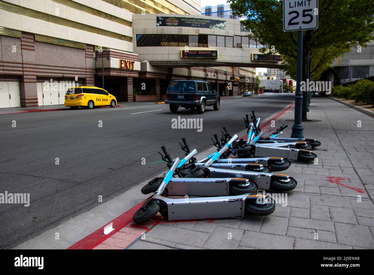 Elektro-Scooter umgeklopft. Bird plant, in diesem Monat 250 E-Scooter auf den Markt zu bringen, deren Flotte von 1.000 bis Ende Juni voll ist. Stockfoto