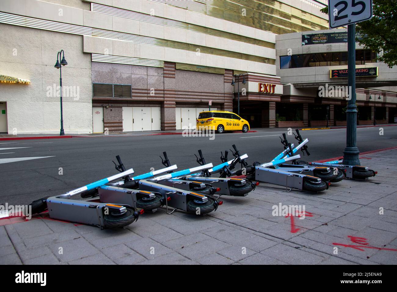 Elektro-Scooter umgeklopft. Bird plant, in diesem Monat 250 E-Scooter auf den Markt zu bringen, deren Flotte von 1.000 bis Ende Juni voll ist. Stockfoto