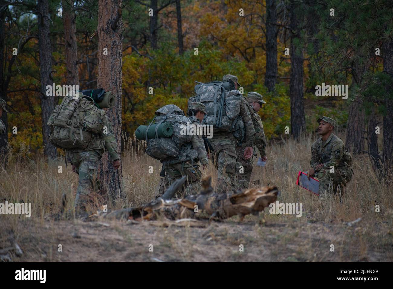 Kadetten, die dem Mountain Ranger Bataillon, 5. Brigade Army ROTC, an der Universität von Colorado in Colorado Springs zugewiesen wurden, nehmen am Fallfeldtraining (FTX) vom 8. Bis 10. Oktober 2021 im Trainingsgebiet von Jacks Valley Teil. Die Kadetten konzentrierten sich zwei Tage lang auf Taktiken für kleine Einheiten, einschließlich eines Reaktionskurses für Führungskräfte, einer STX-Bahn (situational Training Exercise), eines Hinderniskurses und endeten mit einem 6-Meilen-Ruck. (USA Foto der Armee von Staff Sgt. Daphney Black) Stockfoto