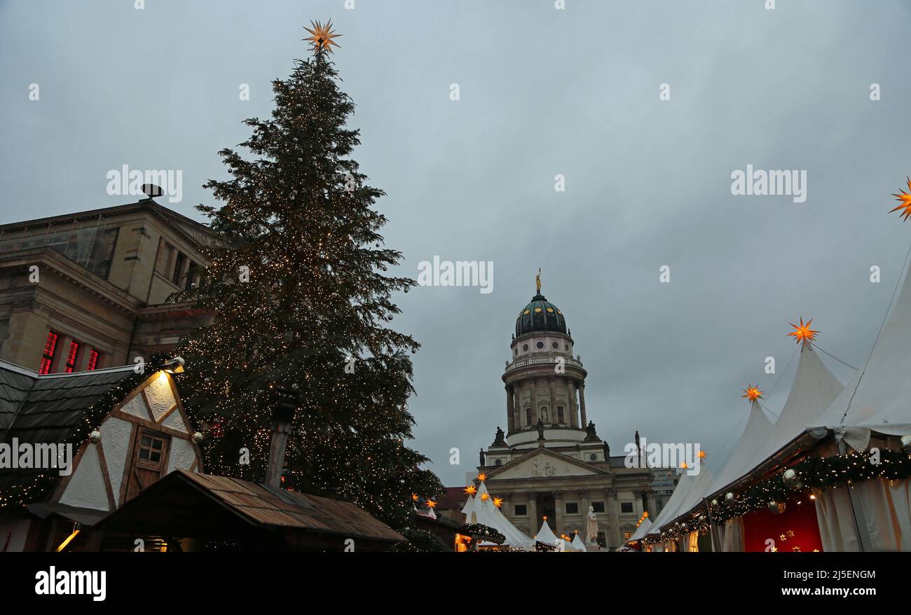 Weihnachtsmarkt und französischer Dom - Berlin, Deutschland Stockfoto