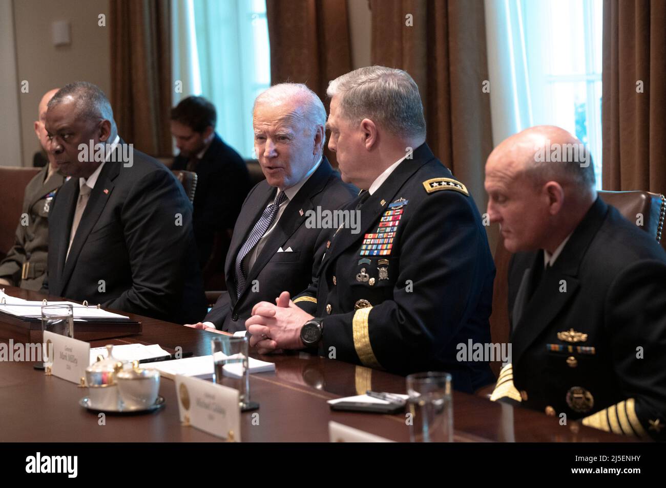 Präsident Joe Biden hält ein Treffen mit der militärischen und zivilen Verteidigungsführung ab, darunter Verteidigungsminister Lloyd J. Austin III, stellvertretende Verteidigungsministerin Kathleen H. Hicks, Vorsitzender der Joint Chiefs of Staff General Mark A. Milley, die Joint Chiefs of Staff, Combatant Commander, Und die Küstenwache, das Weiße Haus, Washington, D.C., 20. April, 2022. (DoD-Foto von Lisa Ferdinando) Stockfoto