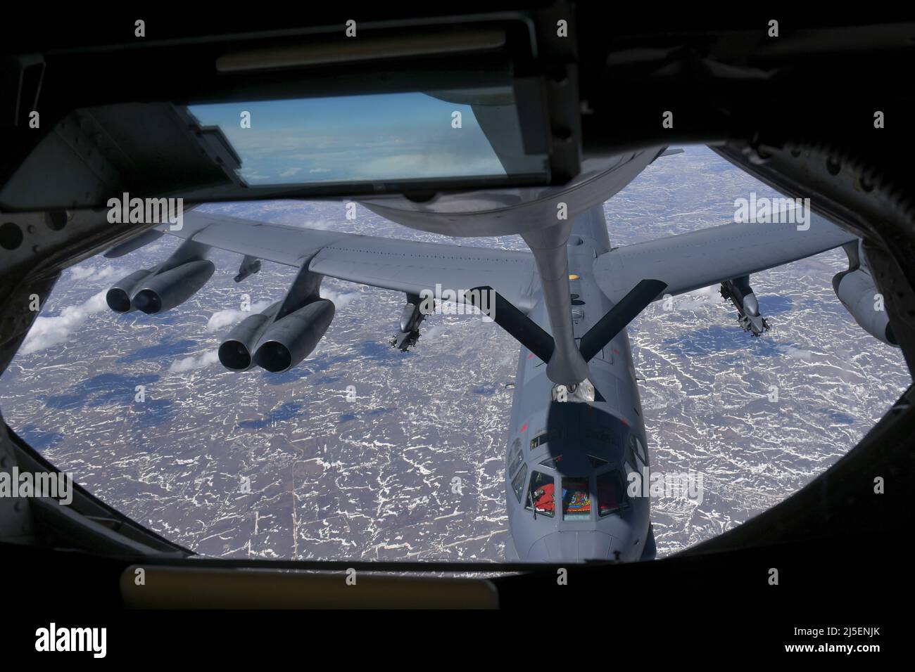 Eine B-52-Stratofortress wird vom 20. April 2022 bei einem Flug über South Dakota von einem KC-135-Stratotanker betankt. Flüge wie diese ermöglichen es Führungskräften in der Spokane-Gemeinschaft, mehr über den Luftwaffenstützpunkt Fairchild zu erfahren und enge Beziehungen zwischen Organisationen innerhalb der Basis aufzubauen. (USA Luftwaffe Foto von Senior Airman Kiaundra Miller) Stockfoto