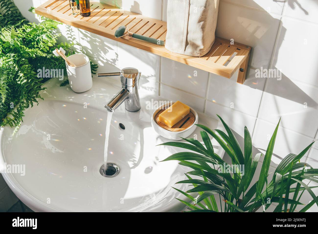 Blick von oben auf das Singen in einem Bad im biophilen Design. Urbaner Dschungel. Wellness Stockfoto