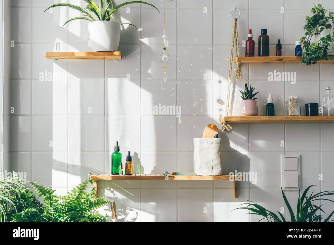 Biophile Design in modernen weien Badezimmer mit vielen grnen Pflanzen.  Urbaner Dschungel. Natrliche Materialien, Bambus, Holzschalben. Schatten  von Sonnenlicht. Wellness und Wohlbefinden Stockfotografie - Alamy