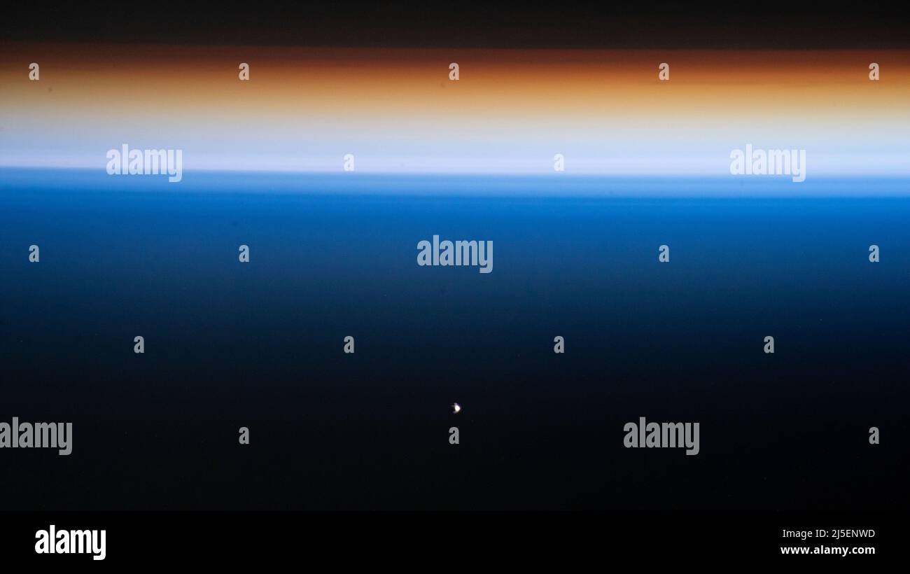 International Space Station, Vereinigte Staaten von Amerika. 09. April 2022. Die Raumsonde SpaceX Crew Dragon Endeavour, die vier Axiom-Mission-1-Astronauten trägt, nähert sich der Internationalen Raumstation, um an das Harmony-Modul auf der Internationalen Raumstation anzudocken, 9. April 2022 in Earth Orbit. Die Axiom-Mission ist die erste, die private Astronauten zur Internationalen Raumstation bringt/ Quelle: NASA Foto/NASA/Alamy Live News Stockfoto