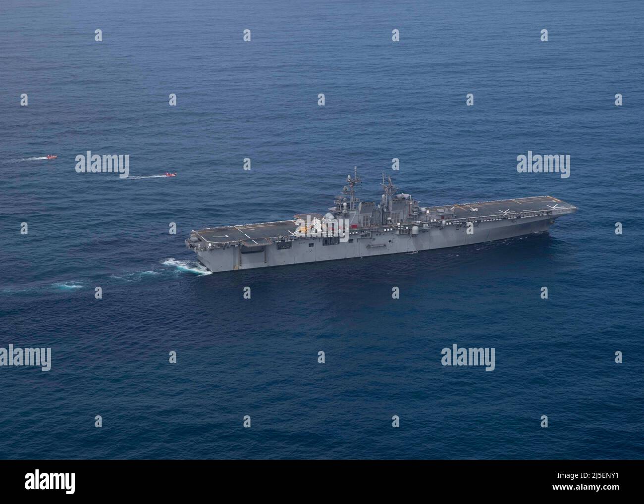 Pazifik, Usa. 13. April 2022. Das amphibische Sturmschiff USS Tripoli der US Navy Wasp-Klasse während Routineoperationen mit der Flotte von 3., 13. April 2021 im Pazifischen Ozean. Kredit: MC2 Malcolm Kelley/Planetpix/Alamy Live Nachrichten Stockfoto