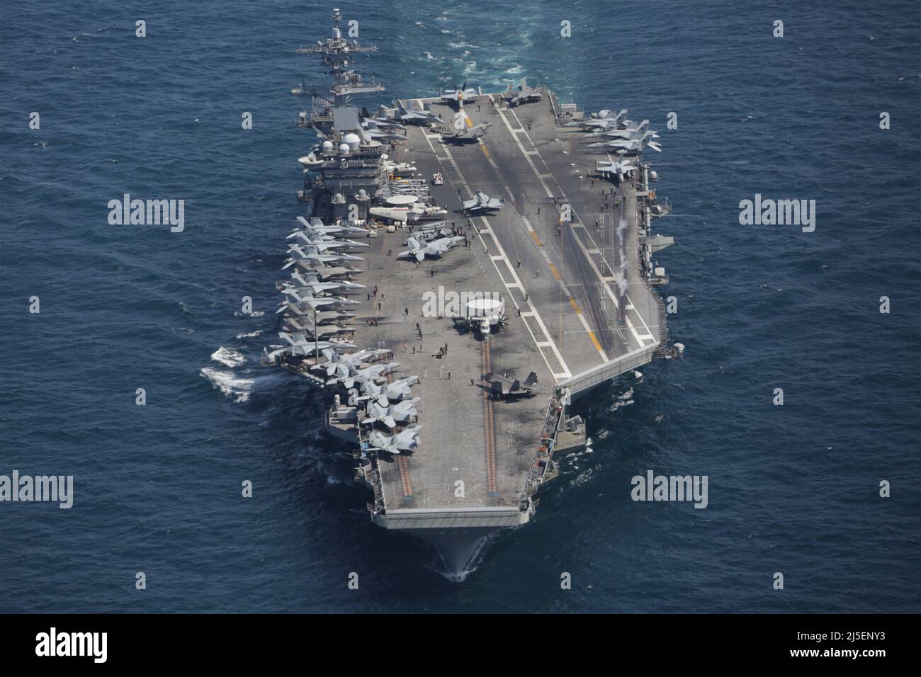 USS Abraham Lincoln, Japan. 13. April 2022. Die US Navy Nimitz-Klasse Flugzeugträger USS Abraham Lincoln segelt in Formation während einer US-Japan bilateralen Übung, 13. April 2022 im Atlantischen Ozean. Quelle: MCS Aleksandr Freutel/Planetpix/Alamy Live News Stockfoto USS Abraham Lincoln, Japan. 13. April 2022. Die US Navy Nimitz-Klasse Flugzeugträger USS Abraham Lincoln segelt in Formation während einer US-Japan bilateralen Übung, 13. April 2022 im Atlantischen Ozean. Quelle: MCS Aleksandr Freutel/Planetpix/Alamy Live News Stockfoto