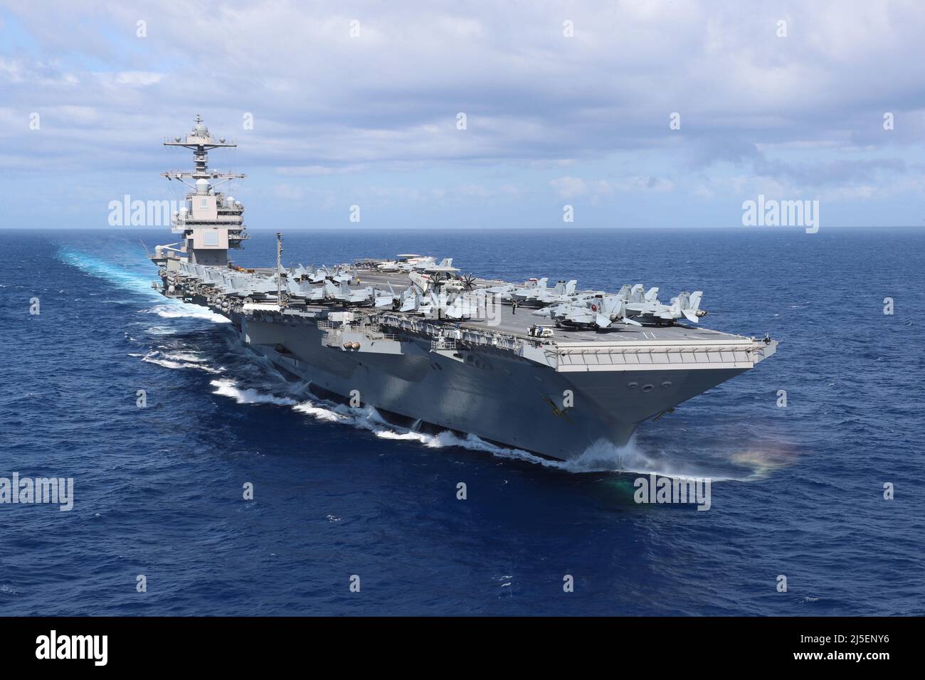 USS Ford, USA. 16. April 2022. Die US Navy USS Gerald R. Ford, das führende Schiff in den Ford-Klasse Flugzeugträgern, unterwegs mit Carrier Air Wing 8, während der Carrier-Qualifikation, 16. April 2022 im Atlantischen Ozean. Kredit: MC2 Riley McDowell/Planetpix/Alamy Live Nachrichten Stockfoto