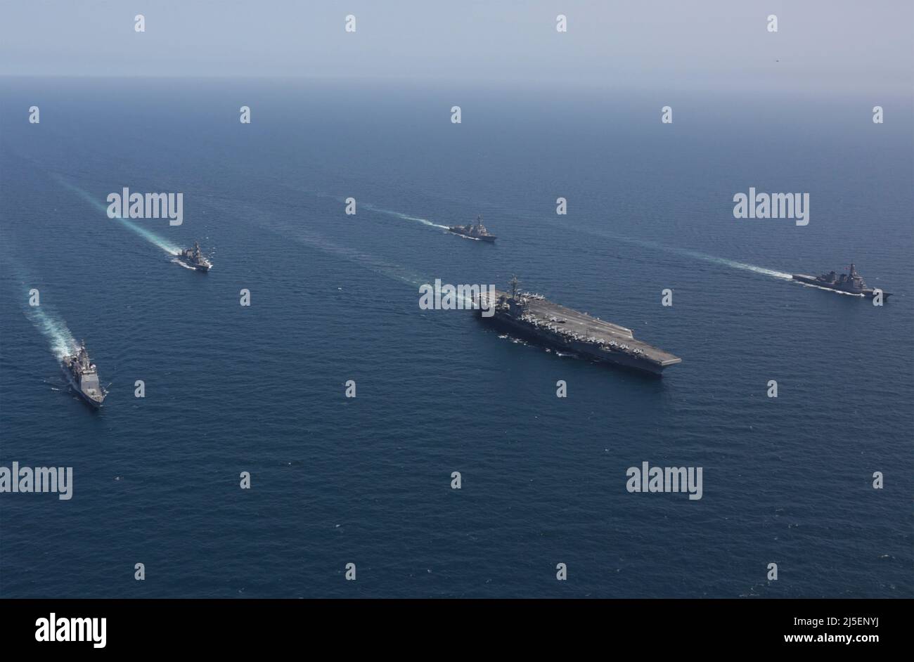 USS Abraham Lincoln, Japan. 13. April 2022. Der US Navy Nimitz-Klasse Flugzeugträger USS Abraham Lincoln, Mitte, segelt neben dem JMSDF Lenkraketen-Zerstörer JS Kong, dem Zerstörer der Murashame-Klasse JS Inazuma, Und der US Navy Arleigh Burke-Klasse Lenkraketen-Zerstörer USS Spruance, Ticonderoga-Klasse Lenkraketen-Kreuzer USS Mobile Bay, n Formation während einer US-Japan bilateralen Übung, 13. April 2022 in der See von Japan. Quelle: MCS Aleksandr Freutel/Planetpix/Alamy Live News Stockfoto USS Abraham Lincoln, Japan. 13. April 2022. Der US Navy Nimitz-Klasse Flugzeugträger USS Abraham Lincoln, Mitte, segelt neben dem JMSDF Lenkraketen-Zerstörer JS Kong, dem Zerstörer der Murashame-Klasse JS Inazuma, Und der US Navy Arleigh Burke-Klasse Lenkraketen-Zerstörer USS Spruance, Ticonderoga-Klasse Lenkraketen-Kreuzer USS Mobile Bay, n Formation während einer US-Japan bilateralen Übung, 13. April 2022 in der See von Japan. Quelle: MCS Aleksandr Freutel/Planetpix/Alamy Live News Stockfoto
