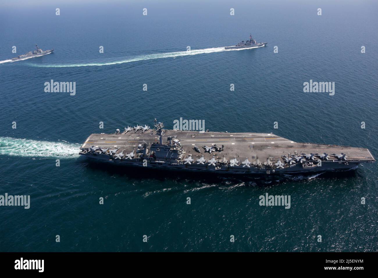 USS Abraham Lincoln, Japan. 13. April 2022. Der US Navy Nimitz-Klasse Flugzeugträger USS Abraham Lincoln, der US Navy Arleigh Burke-Klasse Lenkflugkörper-Zerstörer USS Spruance, oben links, und der Japan Maritime Self-Defense Force Kong-Klasse Lenkraketen-Zerstörer JS Kong, segeln in Formation während einer US-Japan bilateralen Übung, 13. April 2022 im Japanischen Meer. Quelle: MCS Aleksandr Freutel/Planetpix/Alamy Live News Stockfoto USS Abraham Lincoln, Japan. 13. April 2022. Der US Navy Nimitz-Klasse Flugzeugträger USS Abraham Lincoln, der US Navy Arleigh Burke-Klasse Lenkflugkörper-Zerstörer USS Spruance, oben links, und der Japan Maritime Self-Defense Force Kong-Klasse Lenkraketen-Zerstörer JS Kong, segeln in Formation während einer US-Japan bilateralen Übung, 13. April 2022 im Japanischen Meer. Quelle: MCS Aleksandr Freutel/Planetpix/Alamy Live News Stockfoto