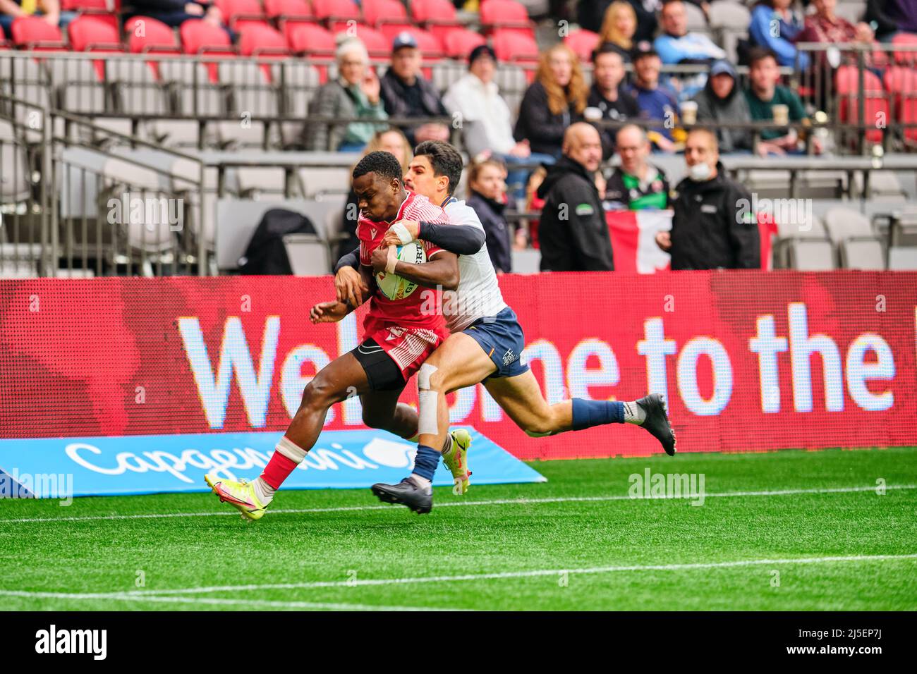 Vancouver, Kanada. 17.. April 2022. Iwan Pyrs Jones #10 aus Wales wurde von Juan Ramos #4 aus Spanien während der HSBC World Rugby Sevens Series 2022 - V in Angriff genommen Stockfoto