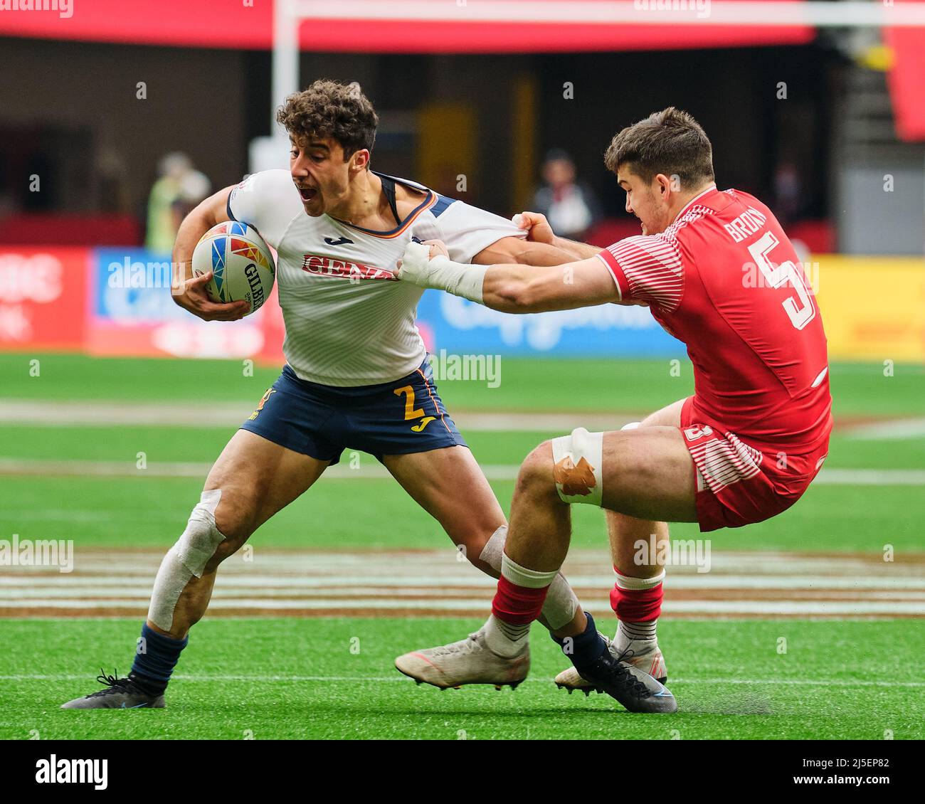 Vancouver, Kanada. 17.. April 2022. Josep Serres #2 aus Spanien wurde von Tom Brown #5 aus Wales während der HSBC World Rugby Sevens Series 2022 - Vancou in Angriff genommen Stockfoto