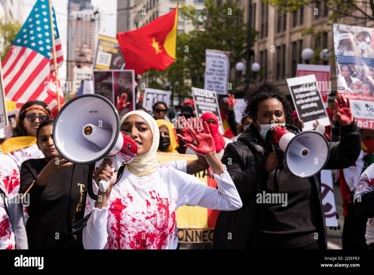 Seattle, USA, 22.. April, Demonstranten des Seattle Tigray Network marschieren in der Pine Street auf der Suche nach einer internationalen Intervention, um den Krieg in Tigray zu beenden. Tausende von Zivilisten wurden getötet, und unzählige leiden unter Hilfsbedürfnis. Demonstranten fordern die Regierung Biden auf, einzugreifen und Tigray zum Völkermord zu erklären. Präsident Biden ist in Seattle für eine Spendenaktion der DNC und um am Earth Day zu sprechen. Quelle: James Anderson/Alamy Live News Stockfoto