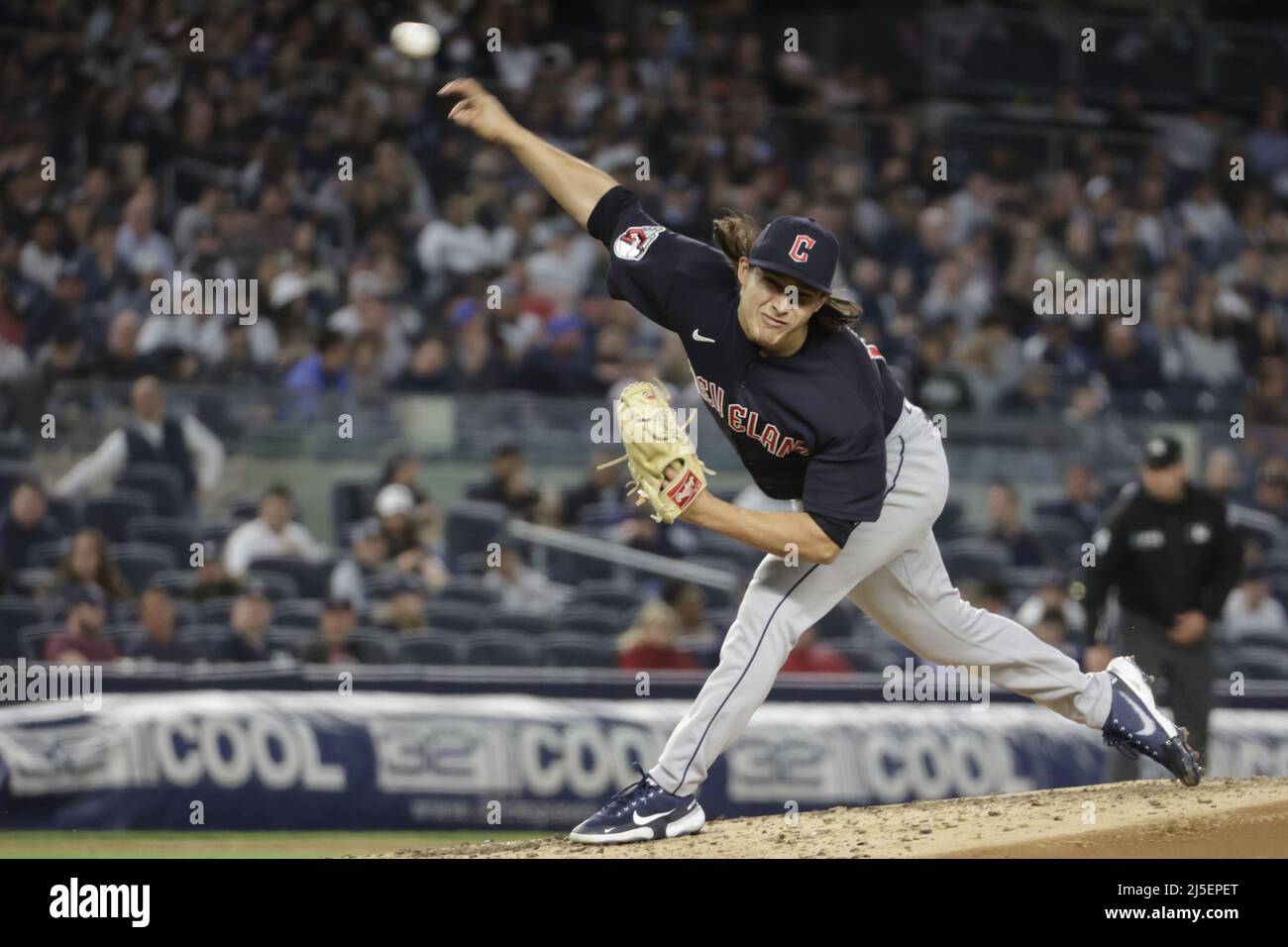 Bronx, USA. 22. April 2022. Cleveland Guardians startet Pitcher Eli Morgan wirft im dritten Inning gegen die New York Yankees im Yankee Stadium am Freitag, 22. April 2022 in New York City. Foto von Corey Sipkin/UPI Credit: UPI/Alamy Live News Stockfoto