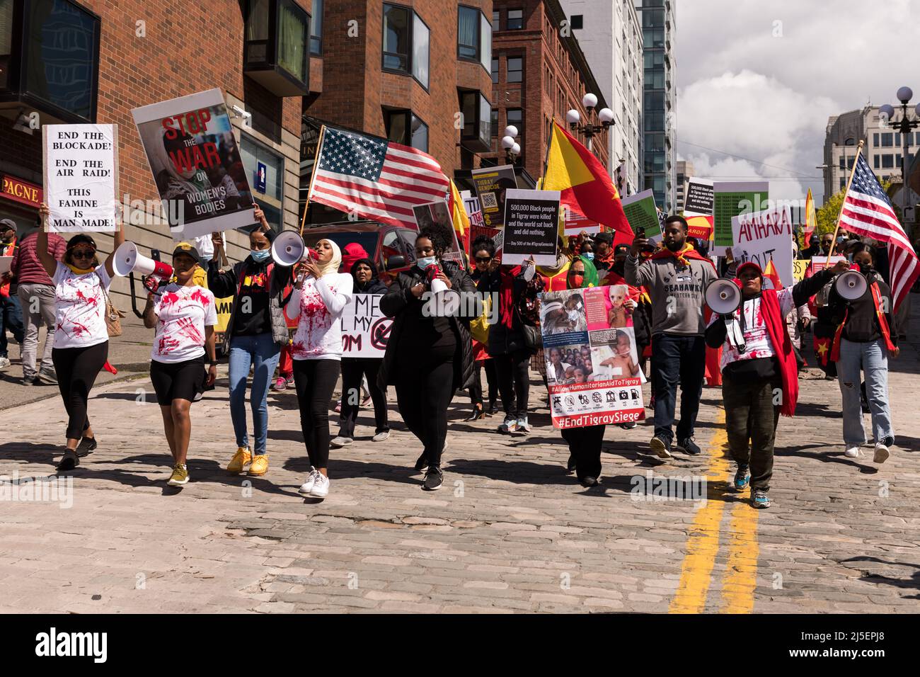 Seattle, USA, 22.. April, Demonstranten des Seattle Tigray Network marschieren in der Pine Street auf der Suche nach einer internationalen Intervention, um den Krieg in Tigray zu beenden. Tausende von Zivilisten wurden getötet, und unzählige leiden unter Hilfsbedürfnis. Demonstranten fordern die Regierung Biden auf, einzugreifen und Tigray zum Völkermord zu erklären. Präsident Biden ist in Seattle für eine Spendenaktion der DNC und um am Earth Day zu sprechen. Quelle: James Anderson/Alamy Live News Stockfoto