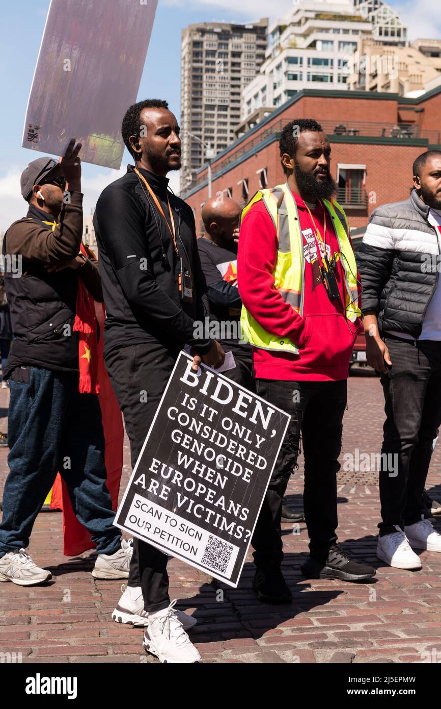 Seattle, USA, 22.. April, mit Präsident Biden in Seattle für eine Spendenaktion der DNC und für ein Gespräch am Earth Day. Demonstranten vom Seattle Tigray Network starten im Westlake Park eine Kundgebung und protestieren um internationale Intervention zur Beendigung des Krieges in Tigray. Tausende von Zivilisten wurden getötet, und unzählige leiden unter Hilfsbedürfnis. Demonstranten fordern die Regierung Biden auf, einzugreifen und Tigray zum Völkermord zu erklären. Quelle: James Anderson/Alamy Live News Stockfoto