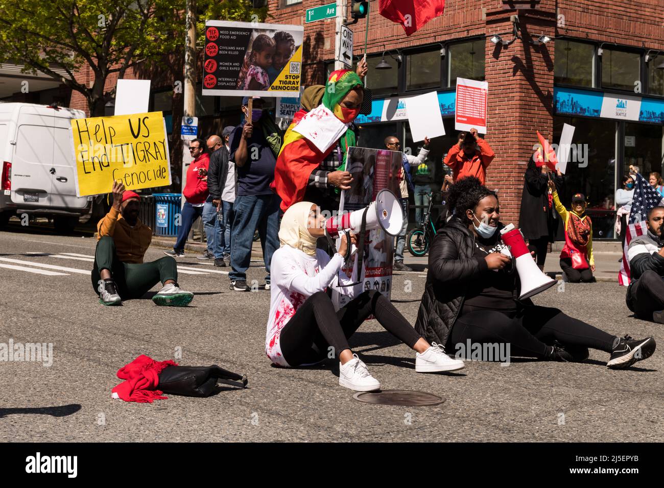 Seattle, USA, 22.. April, Demonstranten vom Seattle Tigray Network haben 1. und Pine Street geschlossen, um eine internationale Intervention zur Beendigung des Krieges in Tigray zu suchen. Tausende von Zivilisten wurden getötet, und unzählige leiden unter Hilfsbedürfnis. Demonstranten fordern die Regierung Biden auf, einzugreifen und Tigray zum Völkermord zu erklären. Präsident Biden ist in Seattle für eine Spendenaktion der DNC und um am Earth Day zu sprechen. Quelle: James Anderson/Alamy Live News Stockfoto