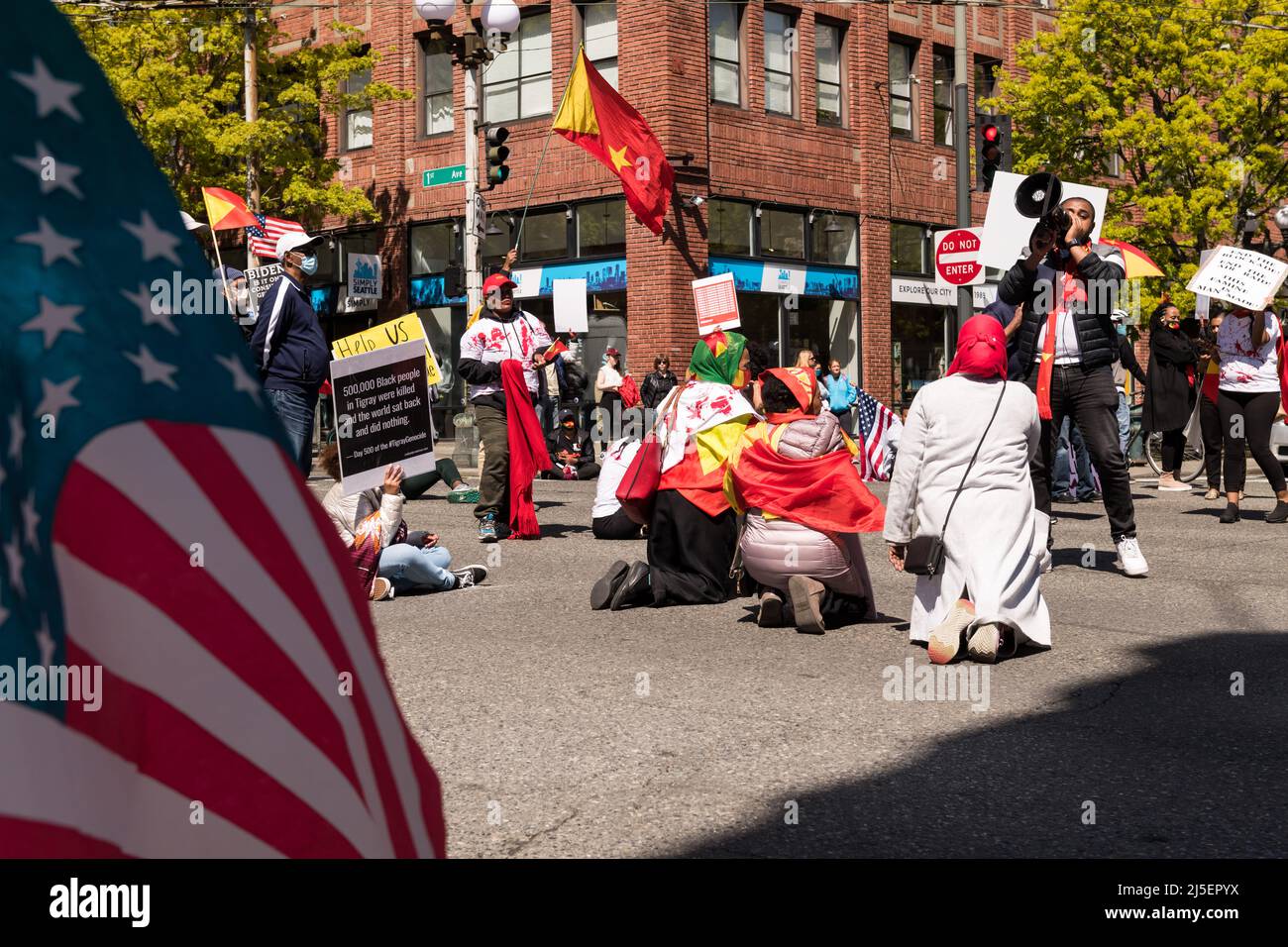 Seattle, USA, 22.. April, Demonstranten vom Seattle Tigray Network haben 1. und Pine Street geschlossen, um eine internationale Intervention zur Beendigung des Krieges in Tigray zu suchen. Tausende von Zivilisten wurden getötet, und unzählige leiden unter Hilfsbedürfnis. Demonstranten fordern die Regierung Biden auf, einzugreifen und Tigray zum Völkermord zu erklären. Präsident Biden ist in Seattle für eine Spendenaktion der DNC und um am Earth Day zu sprechen. Quelle: James Anderson/Alamy Live News Stockfoto