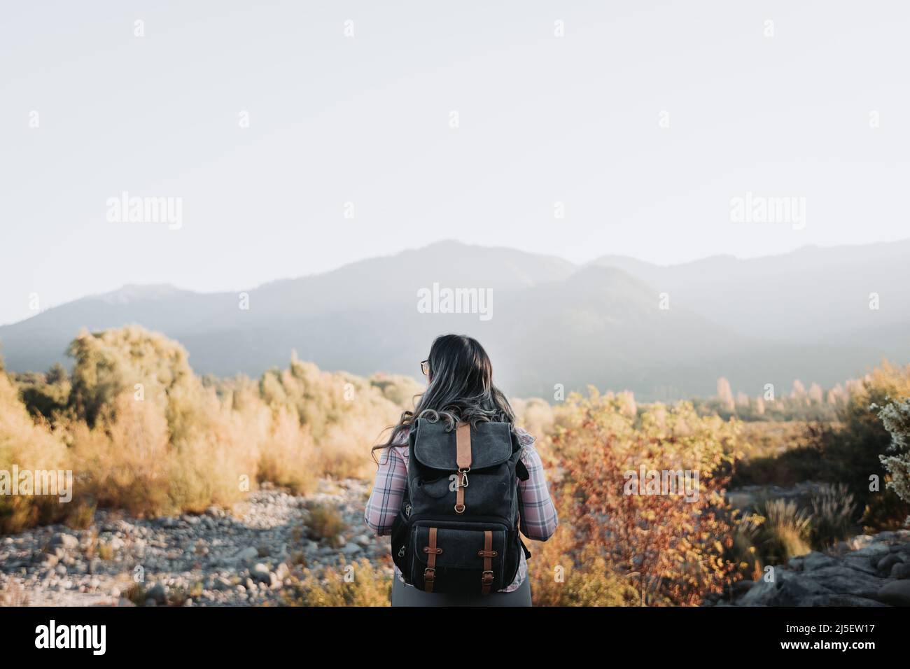 Junge alleinreisende Frau mit Rucksack auf, Blick auf das Tal, tun Trekking, um die Natur zu erkunden. Einzelwanderungen Stockfoto