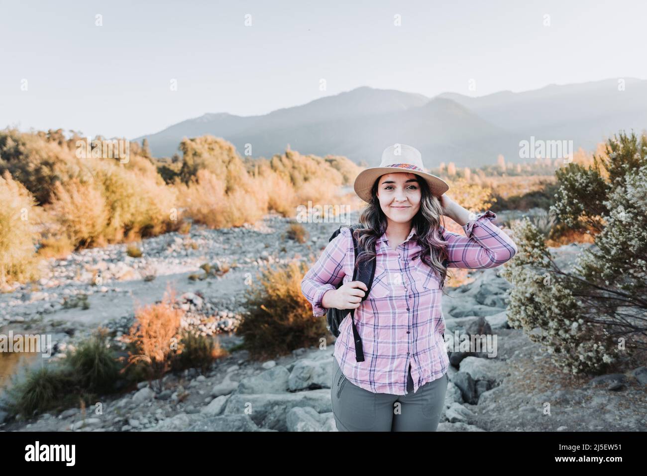 Junge alleinreisende Frau mit Rucksack auf, machen Trekking, um die Natur zu erkunden. Einzelwanderungen Stockfoto